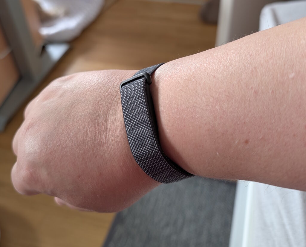 Das Fitbit Air am Arm